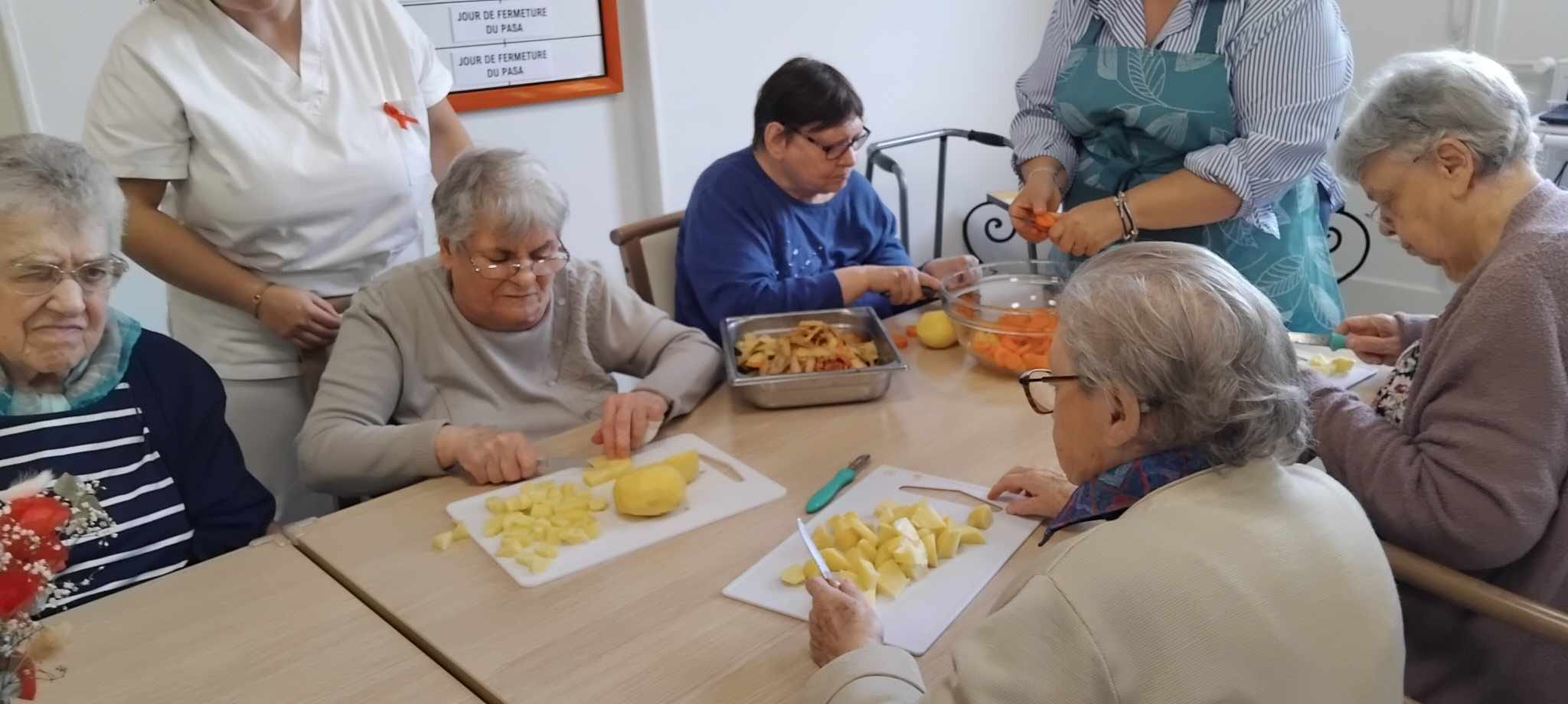 <div>Atelier cuisine APTAHR senior Maison de retraite d'Origny en Thierache</div>